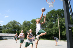 Jouer au basket